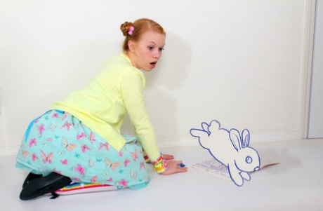 Очаровательная рыжеволосая молоденькая Долли Литтл раздевается догола в носках и туфлях Мэри Джейн 2