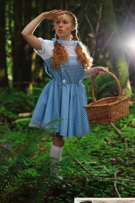 Очаровательная рыжеволосая молоденькая Долли Литтл раздевается догола в белых носочках в лесу 2