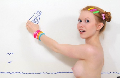 Очаровательная рыжеволосая молоденькая Долли Литтл раздевается догола в носках и туфлях Мэри Джейн 12