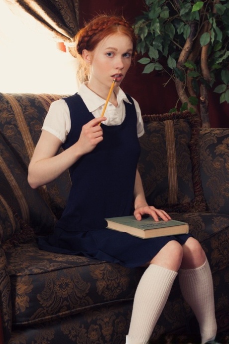 Молодо выглядящая рыжеволосая Долли Литтл раздевается догола в белых носках и туфлях Мэри Джейн 2