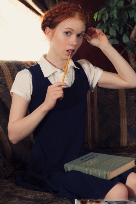 Молодо выглядящая рыжеволосая Долли Литтл раздевается догола в белых носках и туфлях Мэри Джейн 1