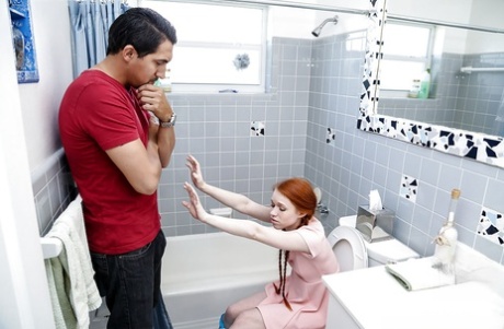 Натуральная рыжеволосая молоденькая Долли Литтл занимается оральным сексом с большим членом над ними с косичками 1