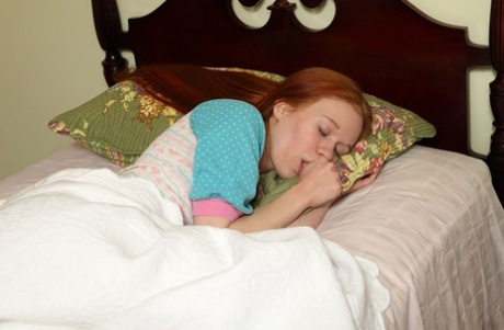 Молоденькая рыжеволосая Долли Литтл широко раздвигает свою тугую пизду в гольфах до колен 1