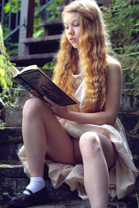 Молодая рыжеволосая Долли Литтл обнажается на ступеньках сада во время чтения 9