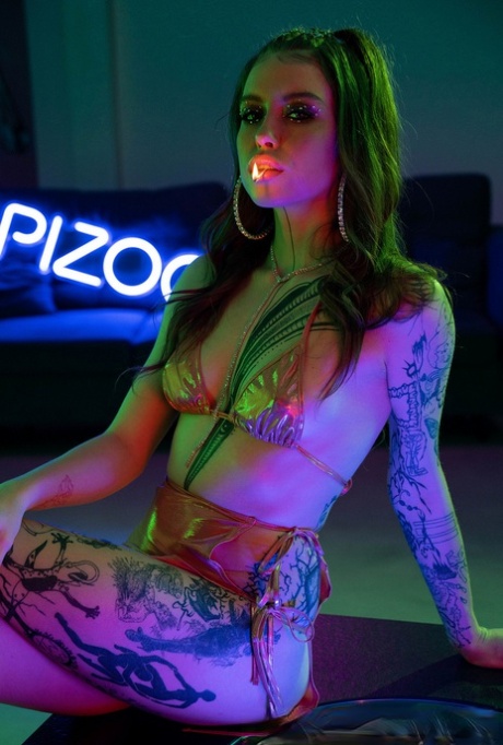 Сексуальную молоденькую Иден Айви трахают в сапогах выше колена 5