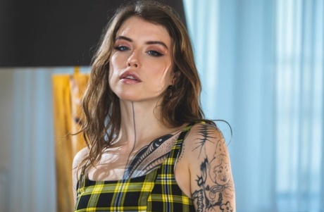 Татуированная молоденькая Иден Айви мастурбирует секс-игрушкой в лифчике 1