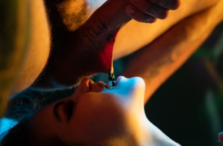 Голая девушка Иден Айви прикрывает свою грудь оберткой из сарана перед сексом BBG 11