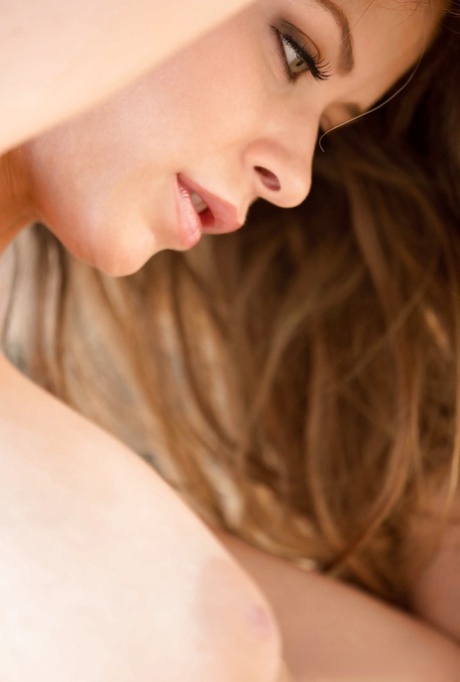 Сладко-симпатичная леди Эмили Эддисон показывает свои потрясающие большие сиськи 15