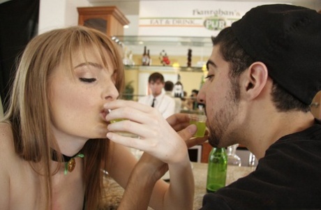 Пышногрудая красотка-подросток Фэй Рейган наслаждается чувственным трахом в киску 2