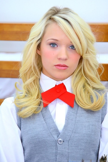 Студентки мелькают голыми юбками и сосут член в комнате общежития. 1