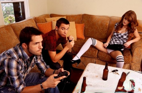 Возбужденная рыжеволосая Фэй Рейган соблазняет пару парней-геймеров в носках OTK 1