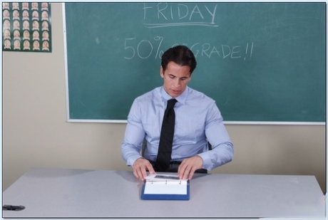 Сексуальная рыжеволосая студентка колледжа Фэй Рейган легла на стол и жестко трахнулась 1