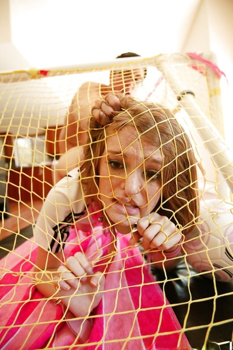 Крупным планом в БДСМ-трахе участвует худенькая рыжеволосая Фэй Риган 5