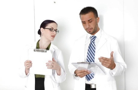 Рыжеволосая красотка с красивыми натуральными сиськами Фэй Рейган трахается в жопу 1