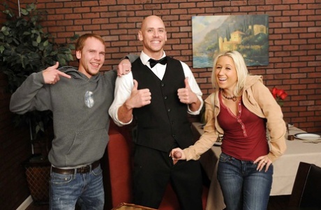 Две похотливые мамочки в джинсах соблазняют своего официанта и дразнят его член 15