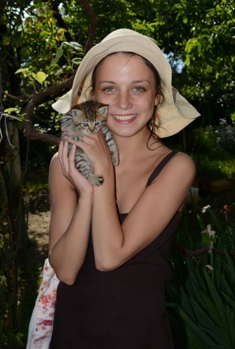 Юная легалистка снимает с себя одежду и позирует обнаженной на надувном матрасе 14