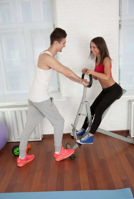 Спортивная молоденькая Энджел получает сперму на лицо после того, как трахнулась со своим личным тренером 1