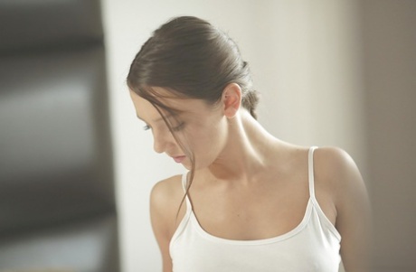 Фокси Ди показывает свою задницу порнозвезды и свои натуральные крошечные сиськи 5