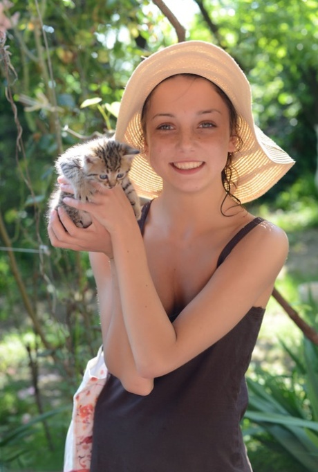 Юная легалистка снимает с себя одежду и позирует обнаженной на надувном матрасе 15