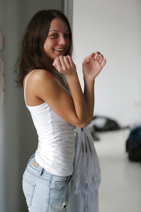 Бритая европейская красотка Фокси Ди позирует в своих потрясающих трусиках 2