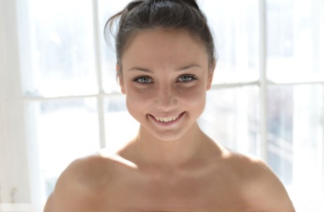 Сладкая юная Медина У голышом встает на колени на стуле и выставляет напоказ свою миниатюрную сексуальную попку 10