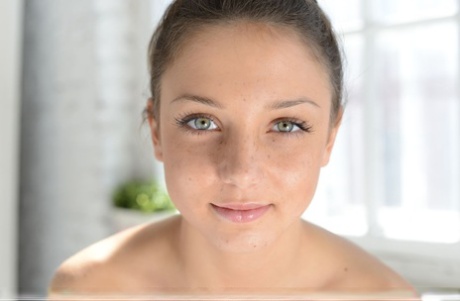 Сладкая юная Медина У голышом встает на колени на стуле и выставляет напоказ свою миниатюрную сексуальную попку 2