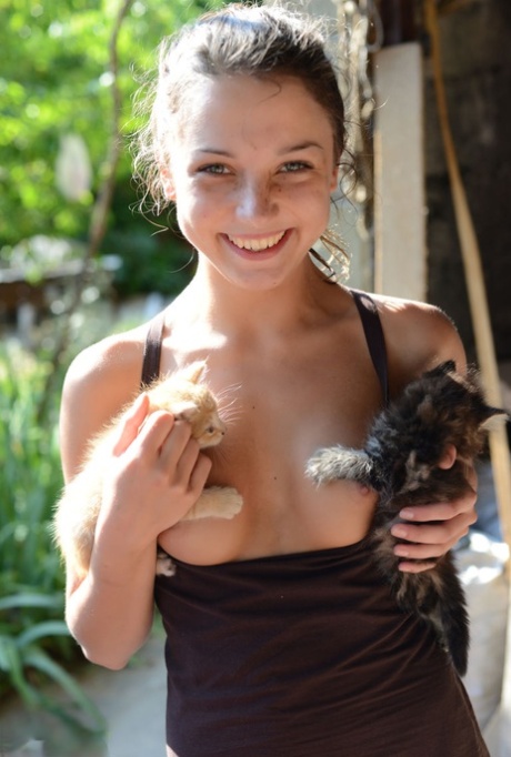 Юная легалистка снимает с себя одежду и позирует обнаженной на надувном матрасе 19