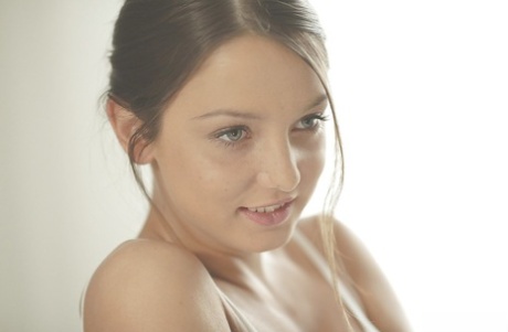 Фокси Ди показывает свою задницу порнозвезды и свои натуральные крошечные сиськи 6