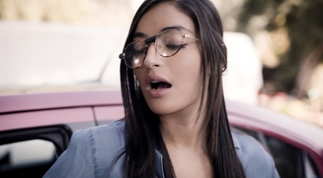 Школьницы Эмили Уиллис и Джанна Диор занимаются лесбийским сексом в кустах 4