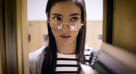 Школьницы Эмили Уиллис и Джанна Диор занимаются лесбийским сексом в кустах 1