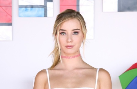 Соло-модель Хейли Рид раздвигает ноги в носках OTK и ботинках на шпильках 1