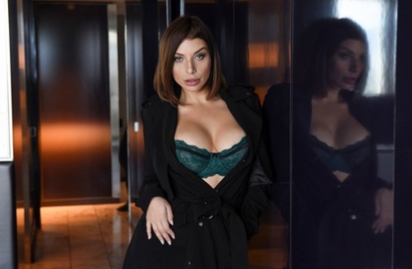 Брюнетка прикрывает свои голые сиськи перед священником 2