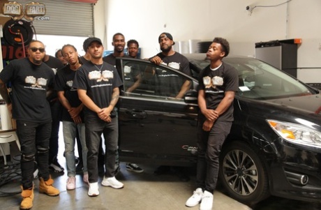 Татуированная цыпочка сбрасывает механический наряд перед межрасовым минетом 5