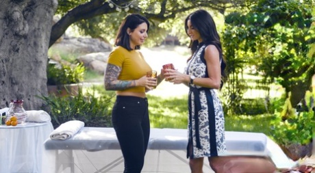 Сильвия Сайге раздражена, ожидая в вестибюле массажного салона, когда мужчина 2