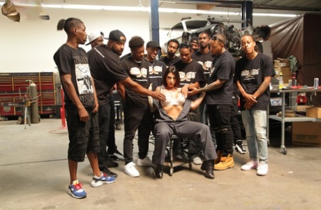 Татуированная цыпочка сбрасывает механический наряд перед межрасовым минетом 3