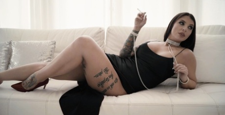 Соблазнительная Айви Лебель, одетая в облегающее черное мини-платье и бритву 1