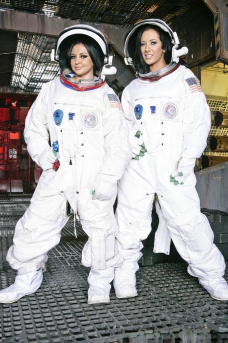 Джейден Джеймс и Одри Битони позируют в униформе, чтобы раздеть их 2