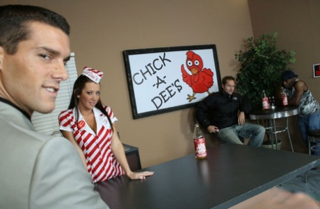 Милашка в униформе Джейден Джеймс трахается прямо в офисе 1