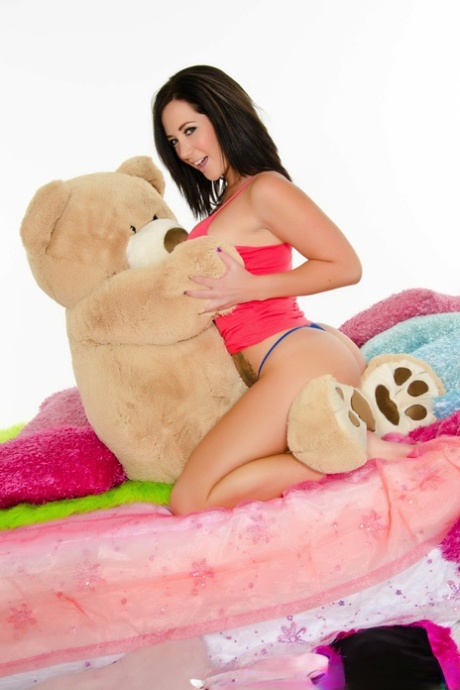 Брюнетка соло-модель Джейден Джеймс обнажает свои большие сиськи и задницу перед плюшевой игрушкой 6