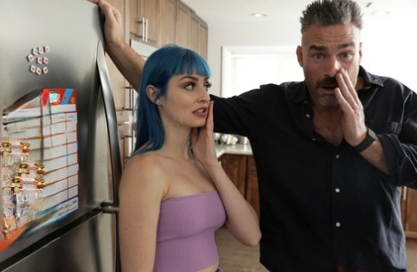 Близкие родственники занимаются групповым сексом на диване в гостиной 3