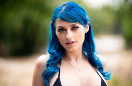 Одинокая девушка с голубыми волосами Jewelz Blu снимает свое бикини на открытом воздухе 2