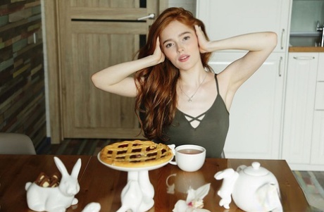 Натуральная рыжеволосая Джиа Лисса теребит пальцами свою киску после того, как расстегнула свое боди 2