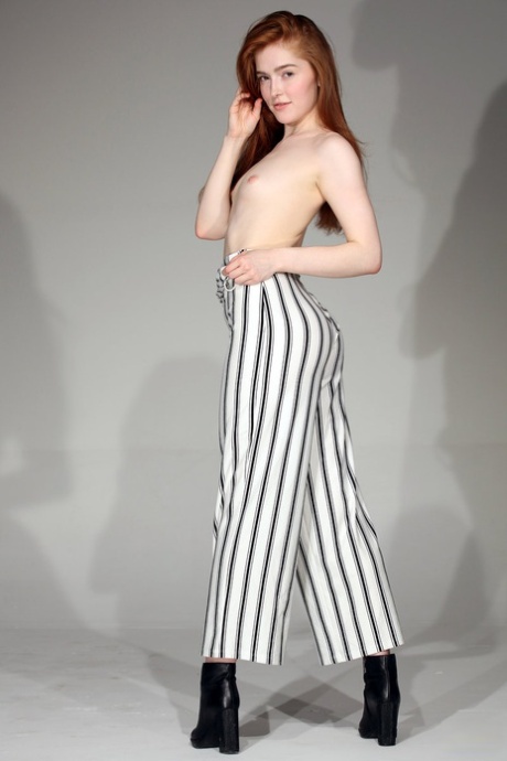 Худенькая рыжеволосая Джиа Лисса обнажает свои крошечные сиськи и красивую попку, когда раздевается 4