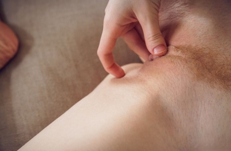 Занудный подросток Джиа Лисса снимает очки и одежду, чтобы позировать обнаженной 11