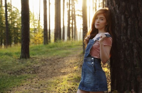 Натуральная рыжеволосая Джиа Лисса сосет палец после раздевания в лесу 1