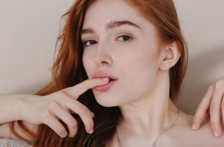 Бледно-рыжеволосая Джиа Лисса с удовольствием демонстрирует свою аккуратно подстриженную муфту 18