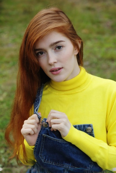 Рыжеволосая девушка-подросток Джиа Лисса раздевается, чтобы позировать обнаженной в лесу 5