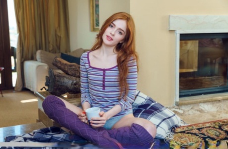 Худенькая девушка с рыжими волосами Цзя Лисса показывает свою киску на посадочной полосе 1