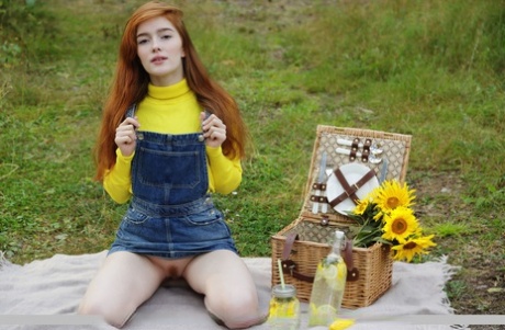 Рыжеволосая девушка-подросток Джиа Лисса раздевается, чтобы позировать обнаженной в лесу 2