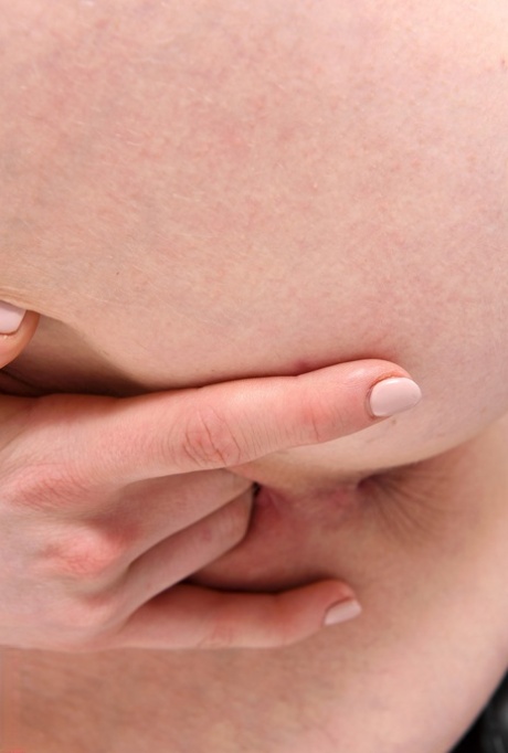 Красивая рыжеволосая Джиа Лисса теребит пальцами свою киску на посадочной полосе в нейлоновых чулках OTK 14